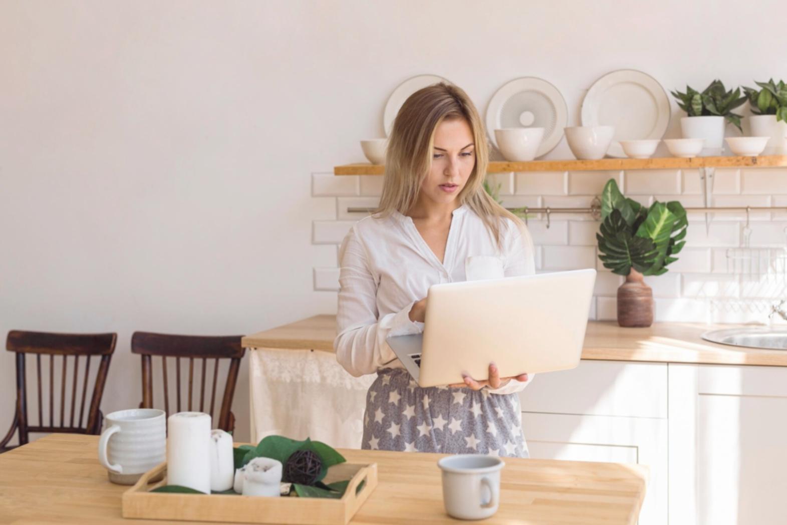 Équipe de travail collaborant sur des objectifs financiers partagés