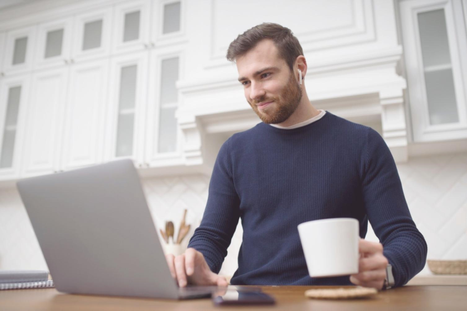 Espace de travail organisé pour l'apprentissage des finances à distance