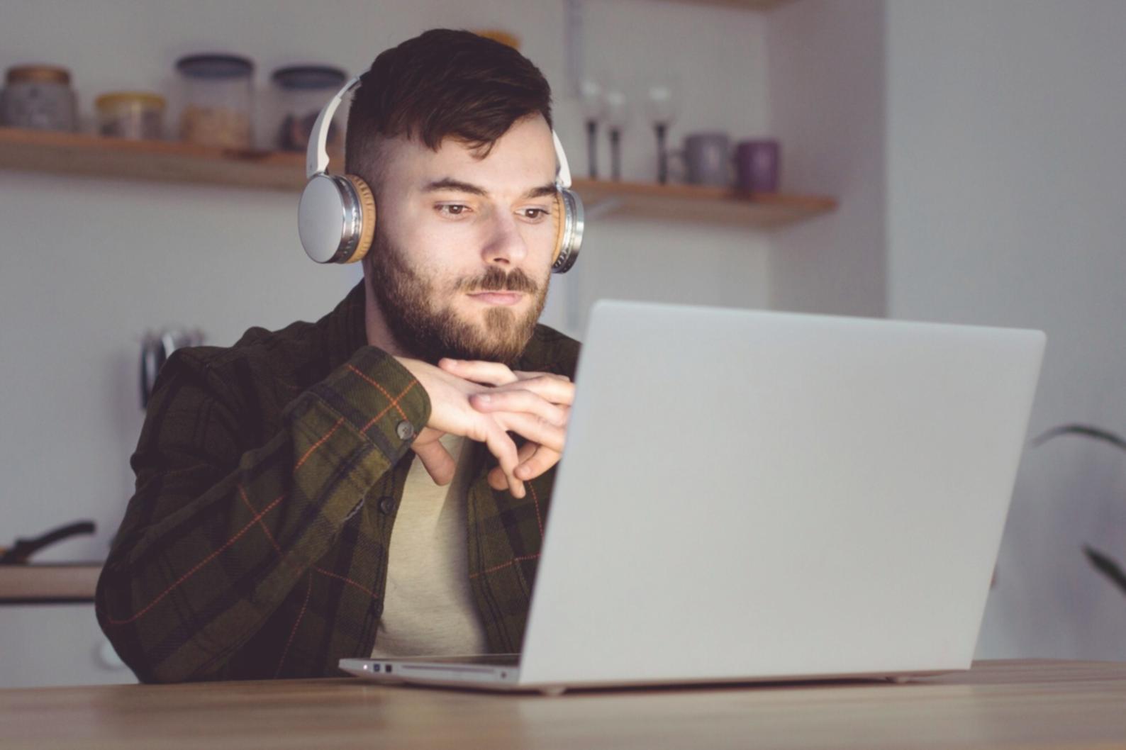 Équipe en formation pratique sur l'analyse financière collaborative