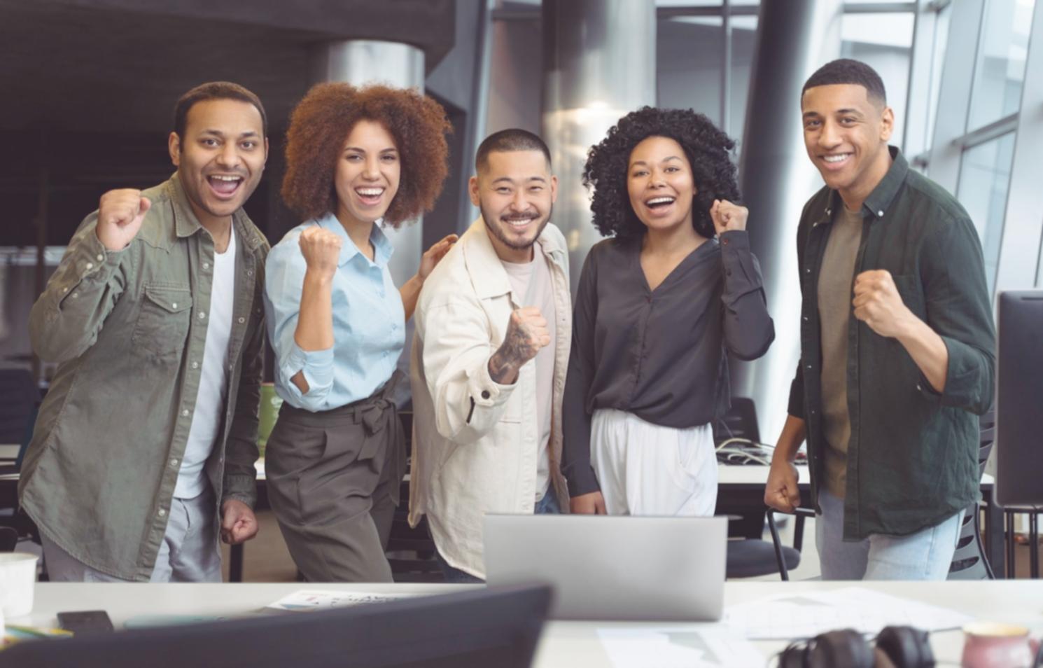 Équipe financière célébrant un succès collectif